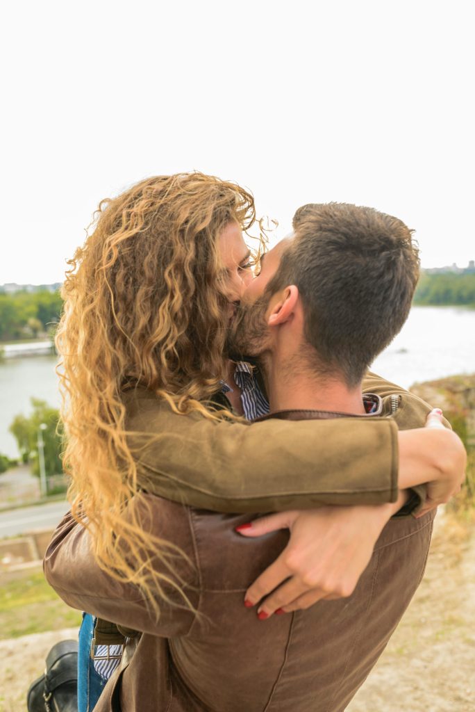 Couple enlacé, agence de rencontre à Amiens